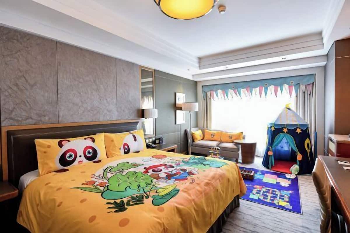 Hypo-allergenic bedding, down comforters, minibar, in-room safe
