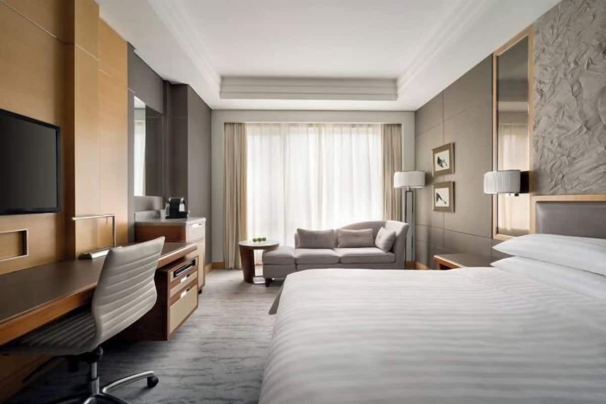 Hypo-allergenic bedding, down comforters, minibar, in-room safe