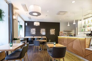 Petit déjeuner buffet (21 EUR par personne)