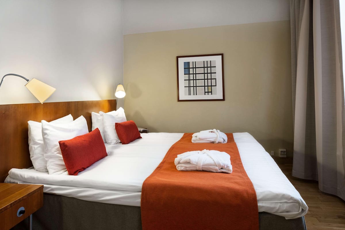 Premium bedding, in-room safe, desk, blackout curtains