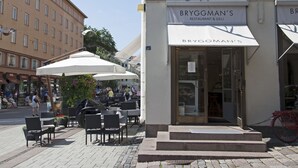 A hotel named "Scandinavian" with outdoor seating and a restaurant named "Bryggman's" in front. - Scandic Plaza Turku (Turku)