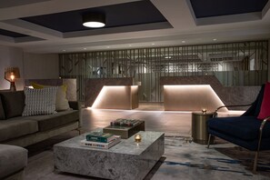 Lobby-lounge