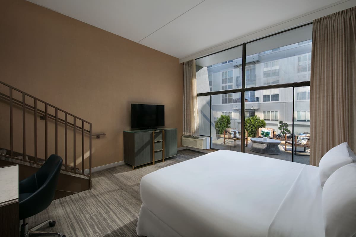 客房, 1 张特大床, 露台 (Balcony) | 1 多间卧室、高档床上用品、羽绒被、办公桌