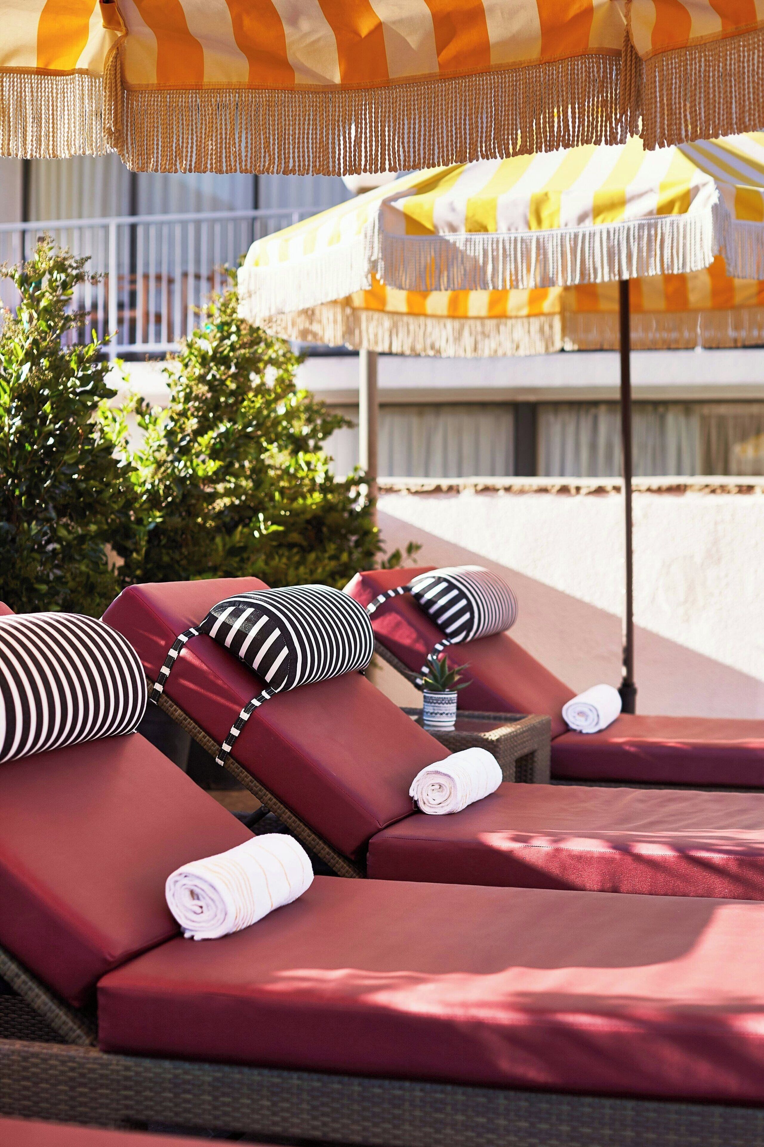 Utendørsbasseng, bassengtelt (mot betaling) og bassengparasoller