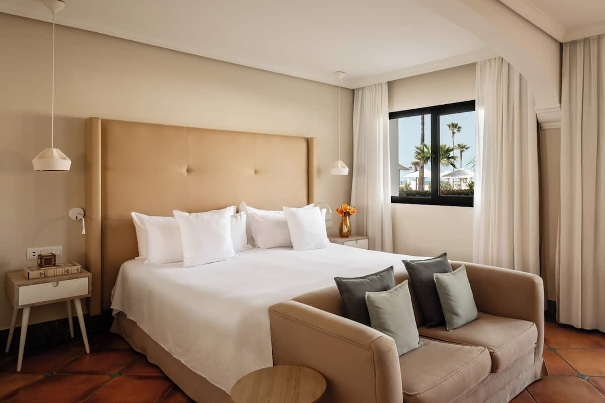 1 bedroom, in-room safe, blackout curtains, soundproofing