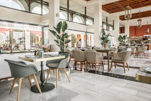 5 restaurants, servant le déjeuner et le dîner; cuisine internationale
