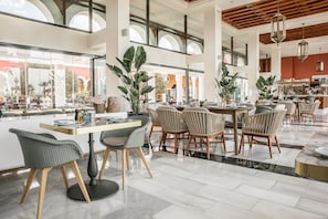 5 restaurants, servant le déjeuner et le dîner; cuisine internationale