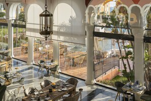5 restaurants, breakfast, lunch, dinner served; international cuisine