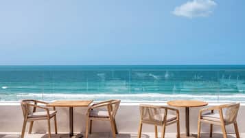 5 restaurants, breakfast, lunch, dinner served; international cuisine