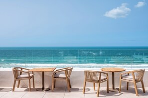 5 restaurants, servant le déjeuner et le dîner; cuisine internationale