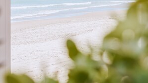 A beach view through a window with a woven hanging decoration. - Palacio de Sancti Petri, a Gran Meliá - The Leading Hotels of the World (Chiclana de la Frontera)