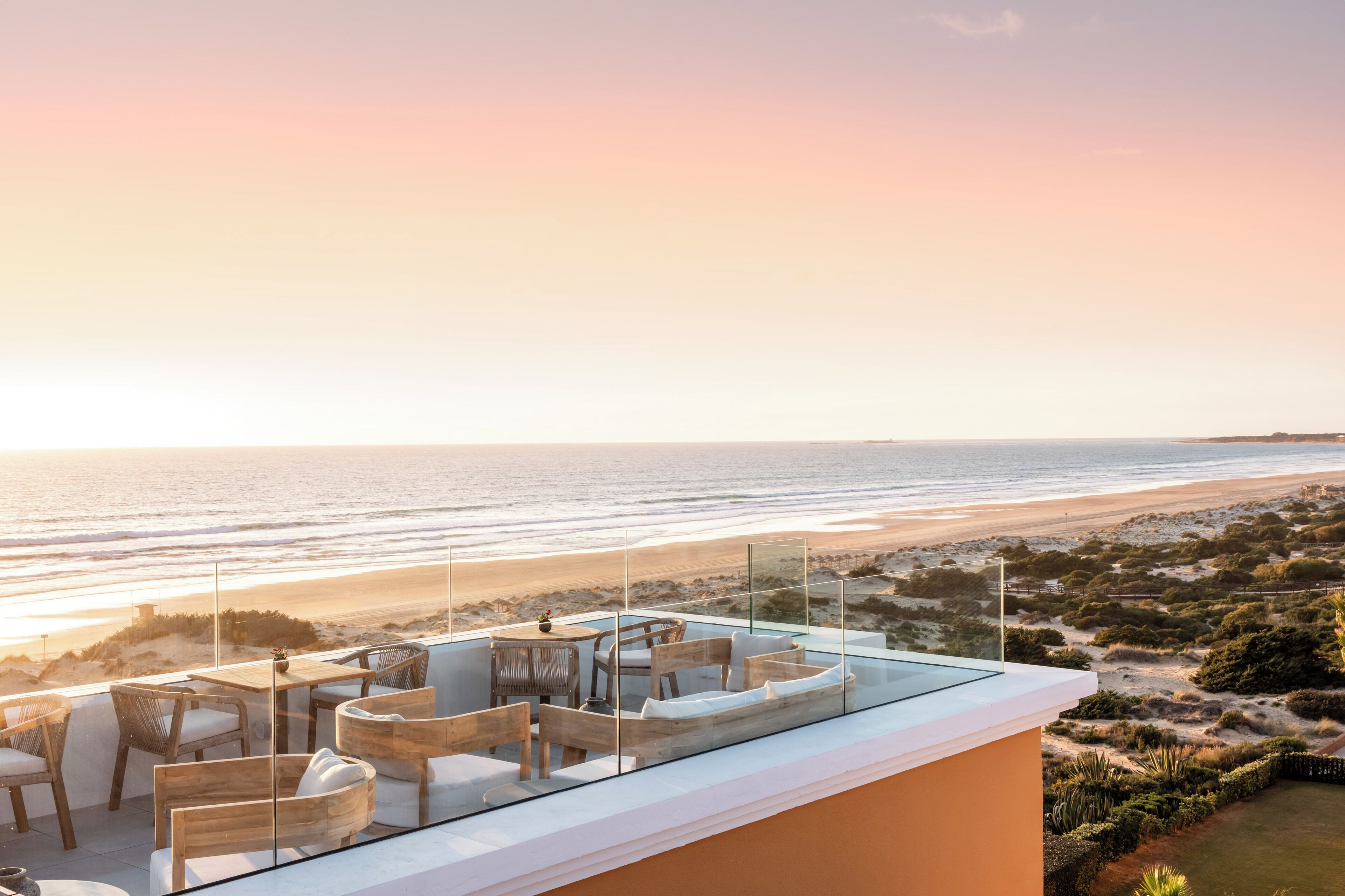 5 restaurants, breakfast, lunch, dinner served; international cuisine 