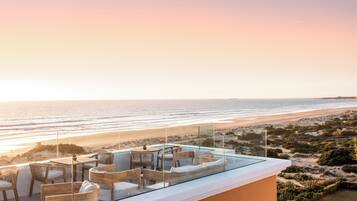 5 restaurants, breakfast, lunch, dinner served; international cuisine