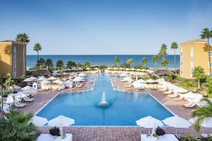 Piscine couverte, 2 piscines extérieures, parasols de plage