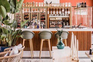 5 restaurantes; se sirve desayuno, almuerzo y cena