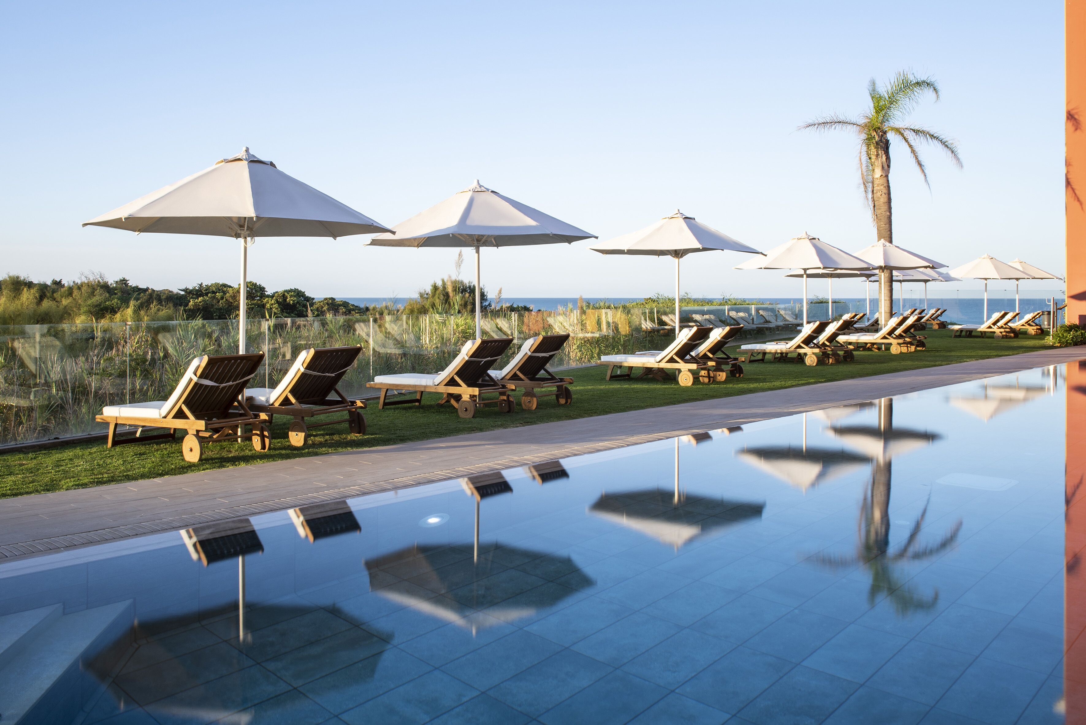 Een binnenzwembad, 2 buitenzwembaden, parasols voor strand/zwembad