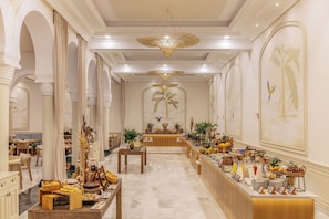 5 restaurants servant le petit déjeuner, le déjeuner et le dîner