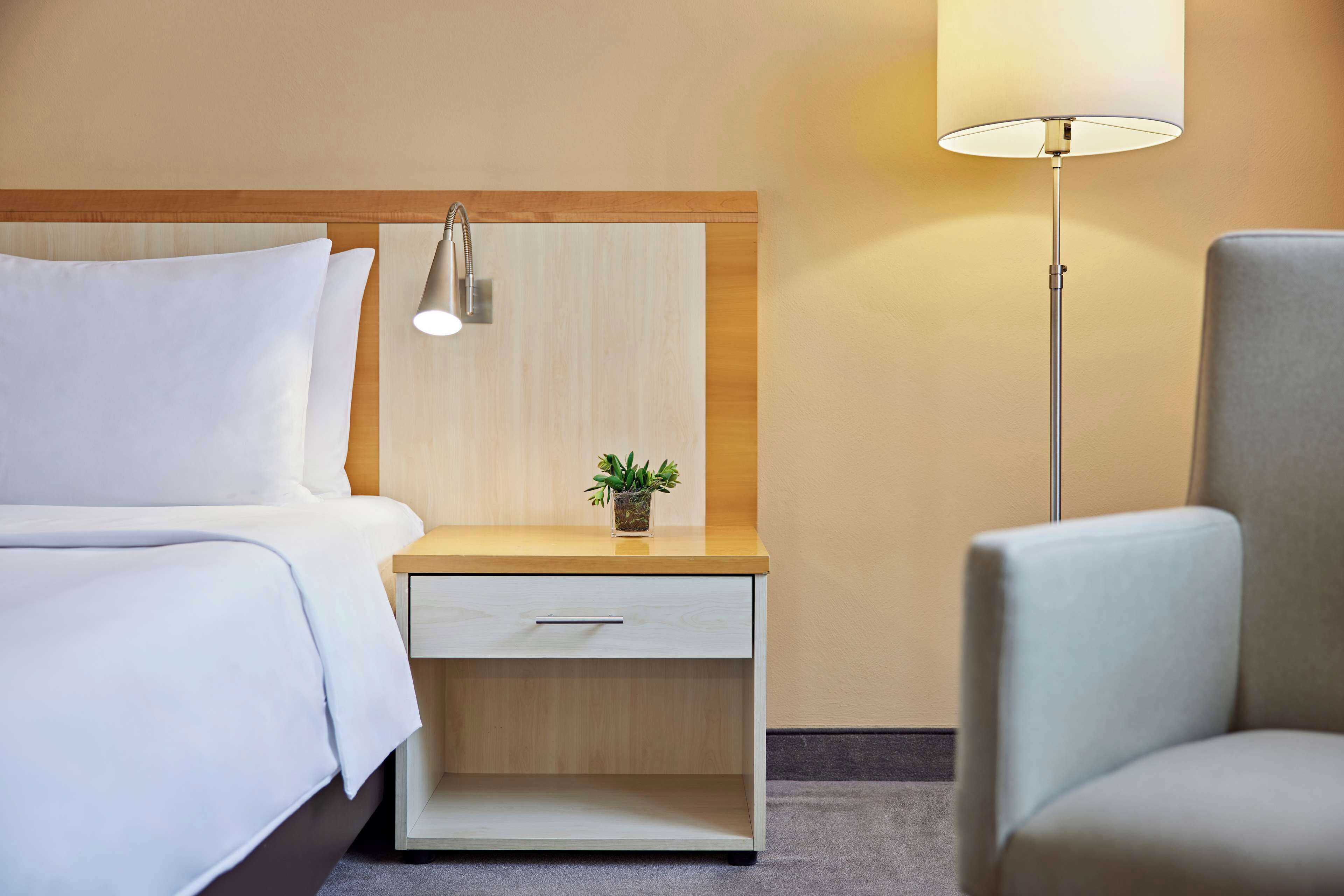 Room, 1 King Bed | Hypo-allergenic bedding available, pillowtop beds, in-room safe, desk