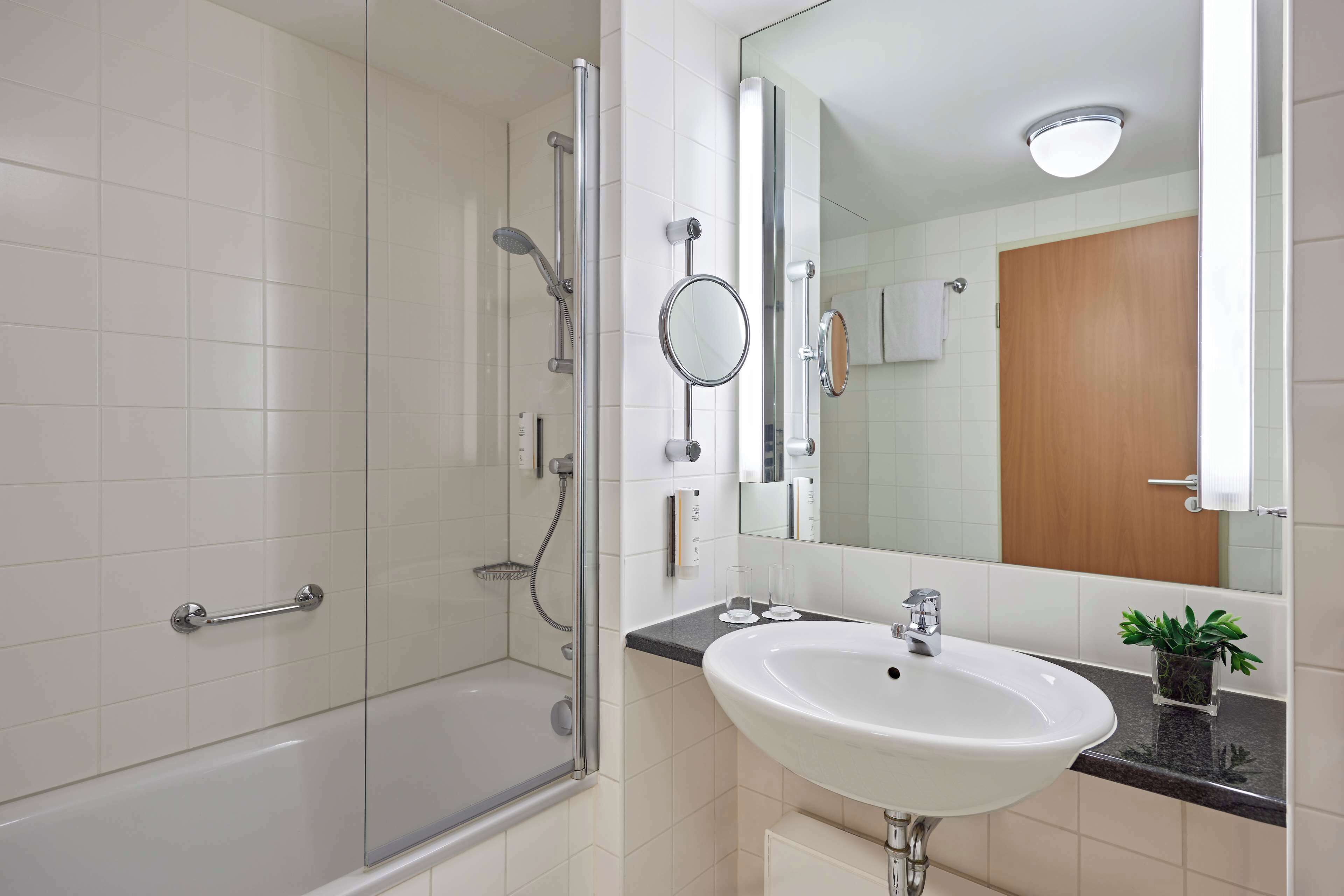 combined shower/bathtub, eco-friendly toiletries, hair dryer, towels