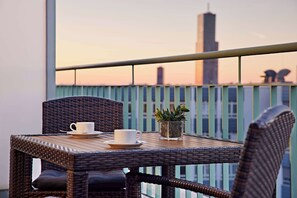 Deluxe kamer, 1 queensize bed, balkon | Hypoallergeen beddengoed, pillowtop-bedden, een kluis op de kamer