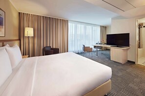 Deluxe Room, 1 Queen Bed, Balcony | Hypo-allergenic bedding, pillowtop beds, in-room safe, desk - Lindner Hotel Cologne Am Dom, part of JdV by Hyatt (Cologne)