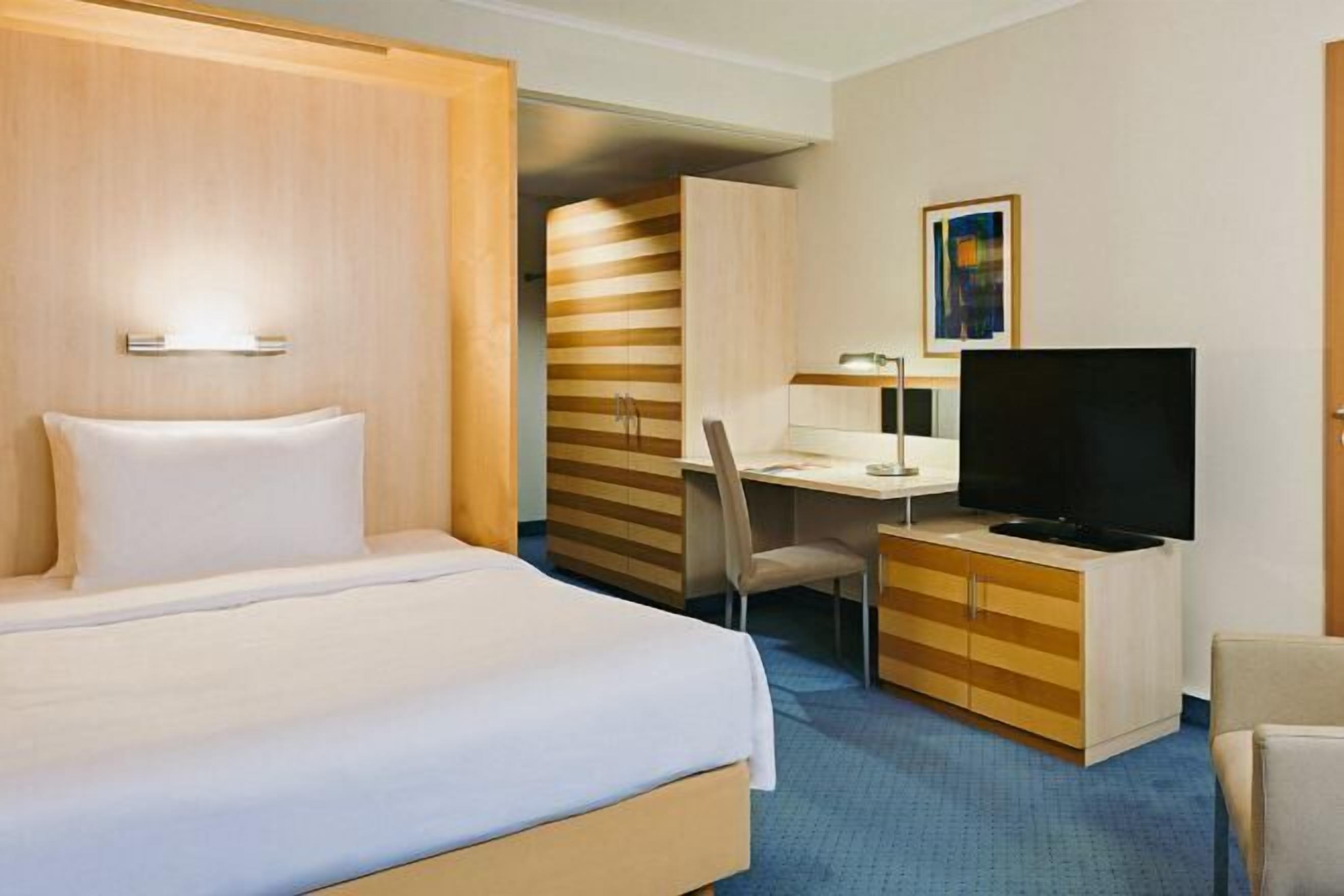 Hypo-allergenic bedding, pillowtop beds, in-room safe, desk