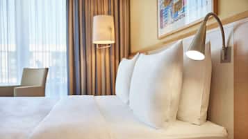Deluxe Room, 1 Queen Bed, Balcony | Hypo-allergenic bedding, pillowtop beds, minibar, in-room safe