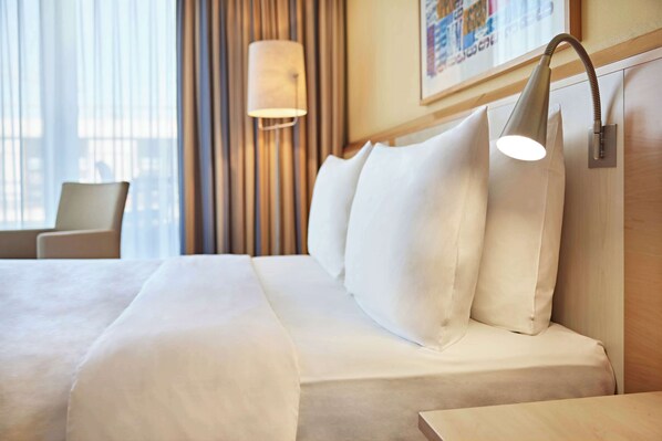 Deluxe Room, 1 Queen Bed, Balcony | Hypo-allergenic bedding, pillowtop beds, minibar, in-room safe