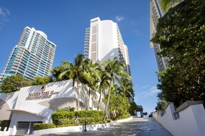 Exterior - DoubleTree Resort & Spa by Hilton Ocean Point-N. Miami Beach (Sunny Isles Beach)