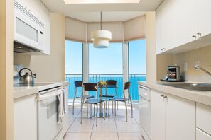 42-inch LCD TV with cable channels, TV - DoubleTree Resort & Spa by Hilton Ocean Point-N. Miami Beach (Sunny Isles Beach)