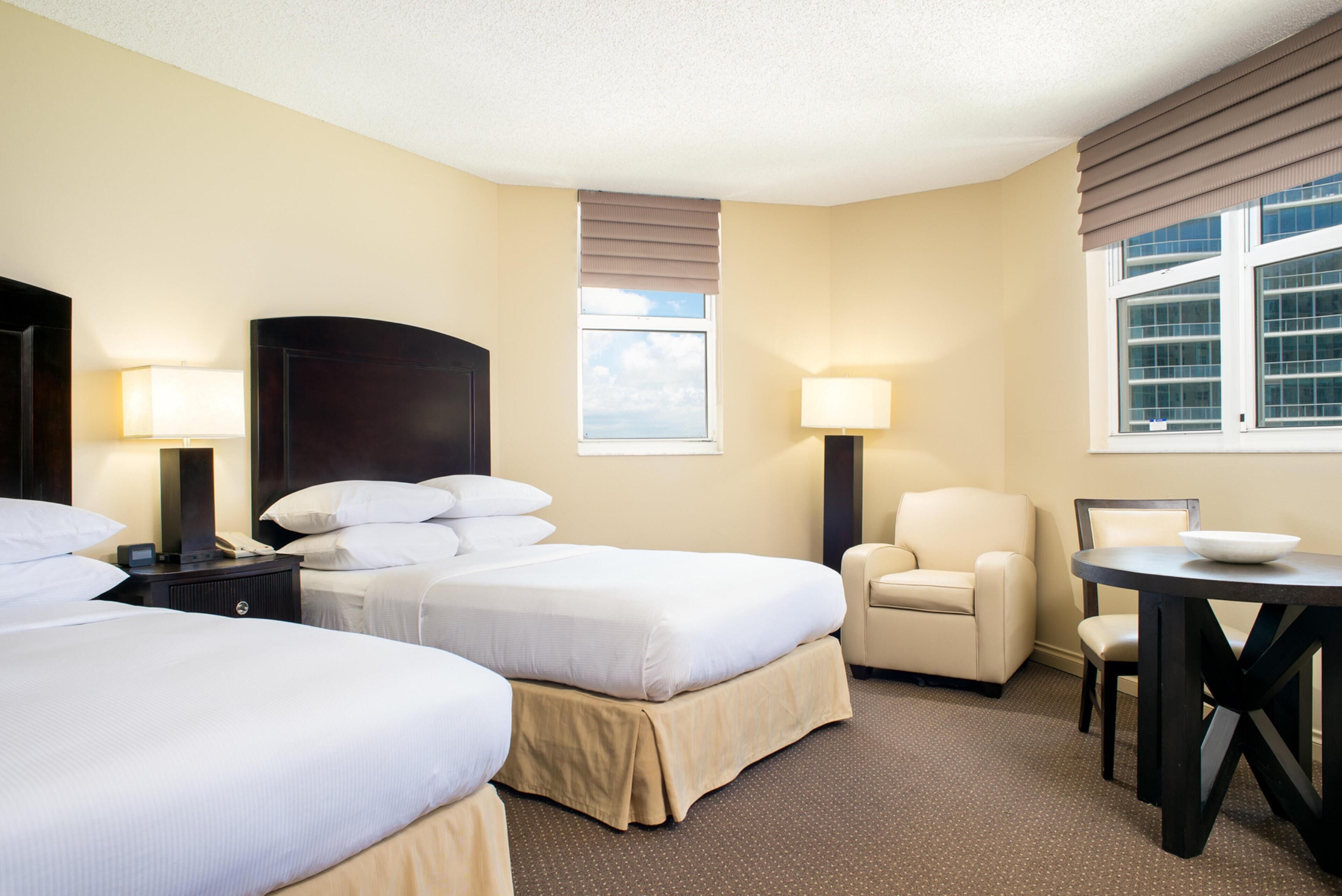 Ylelliset vuodevaatteet, tallelokero huoneessa, pimennysverhot