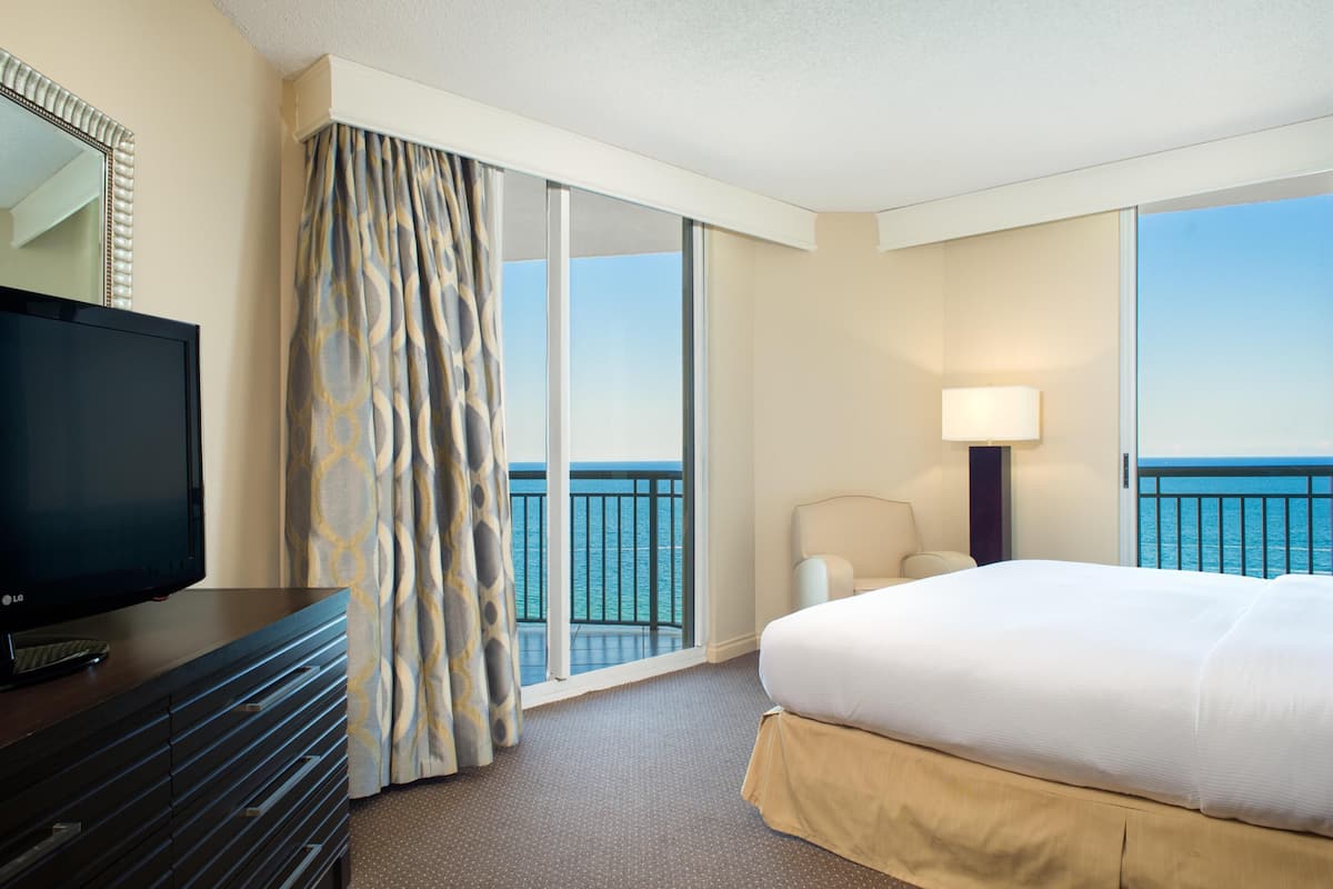 Huone, useita sänkyjä, tupakointi kielletty, valtamerinäköala | Ylelliset vuodevaatteet, tallelokero huoneessa, pimennysverhot