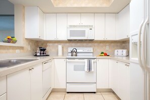 Refrigerador, microondas, cafetera/tetera, servilletas de papel