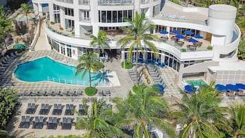 Piscine extérieure, parasols de plage, chaises longues