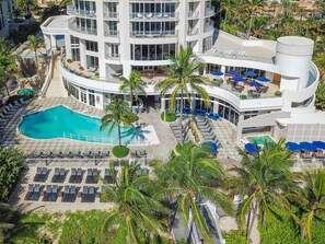 Outdoor pool, pool umbrellas, pool loungers - DoubleTree Resort & Spa by Hilton Ocean Point-N. Miami Beach (Sunny Isles Beach)