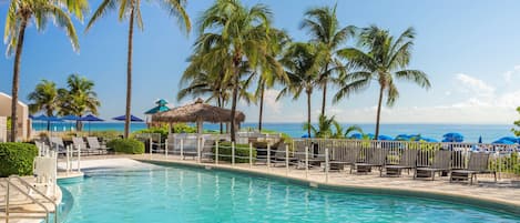 Piscine extérieure, parasols de plage, chaises longues