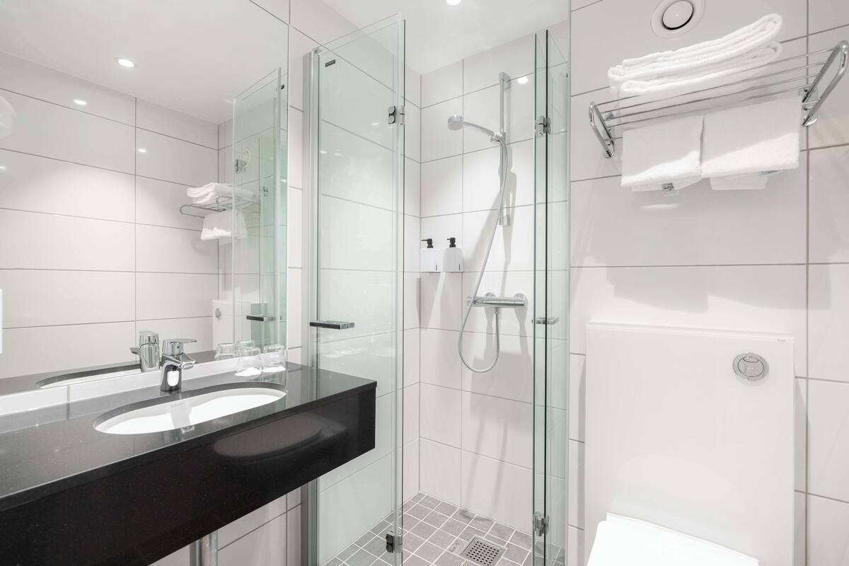 twin room | desk, blackout curtains, free cots/infant beds, free wifi