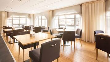 朝食 (ビュッフェ)、毎日提供 (1 名様 200 NOK)