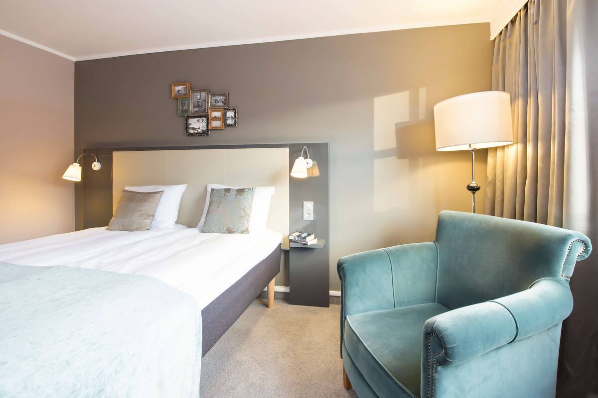 desk, blackout curtains, free cots/infant beds, free wifi