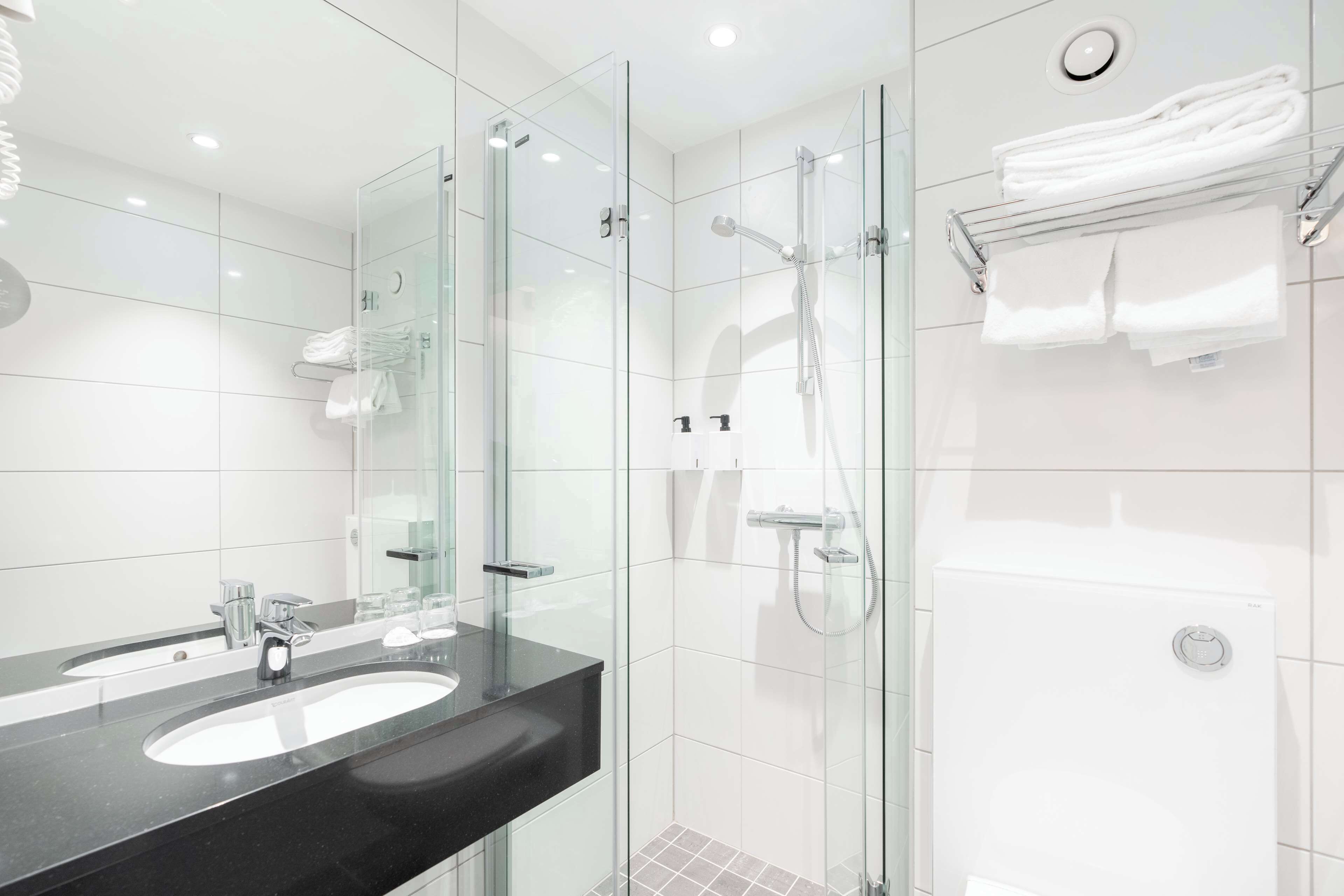 superior room (king room) | desk, blackout curtains, free cots/infant beds, free wifi