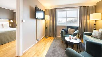 デスク、遮光カーテン、ベビーベッド (無料)、WiFi (無料)