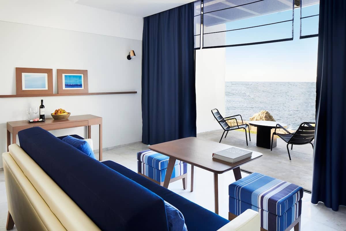 Signature suite (Kyma) | 1 slaapkamer, luxe beddengoed, een minibar, een kluis op de kamer