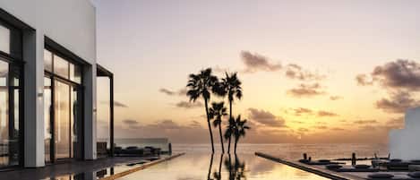 Indoor pool, 3 outdoor pools, pool umbrellas, pool loungers