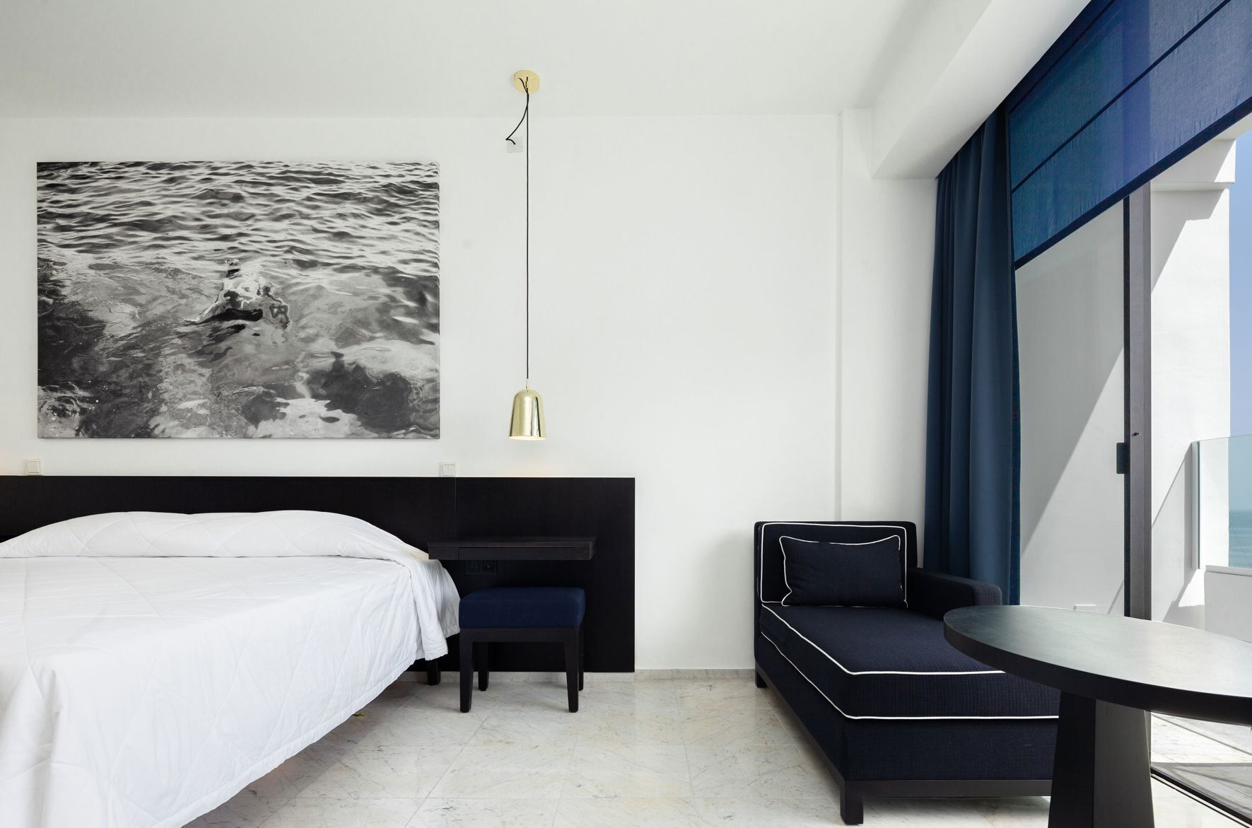 Seprai premium, minibar, brankas, dan didekorasi berbeda-beda