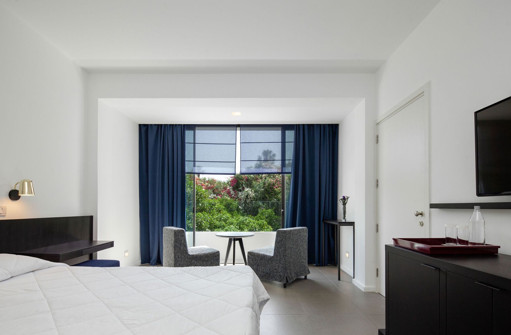 Seprai premium, minibar, brankas, dan didekorasi berbeda-beda