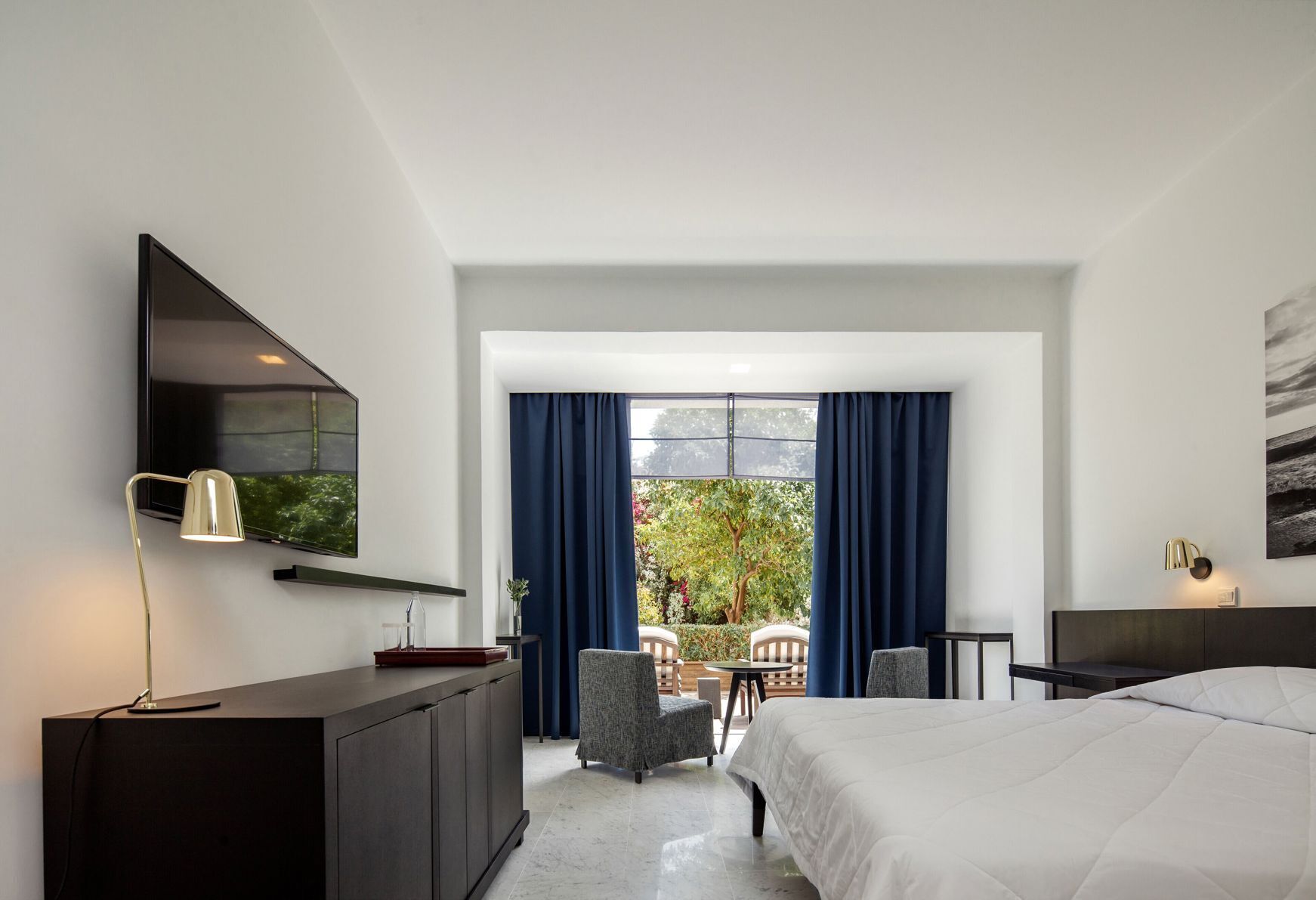 Seprai premium, minibar, brankas, dan didekorasi berbeda-beda