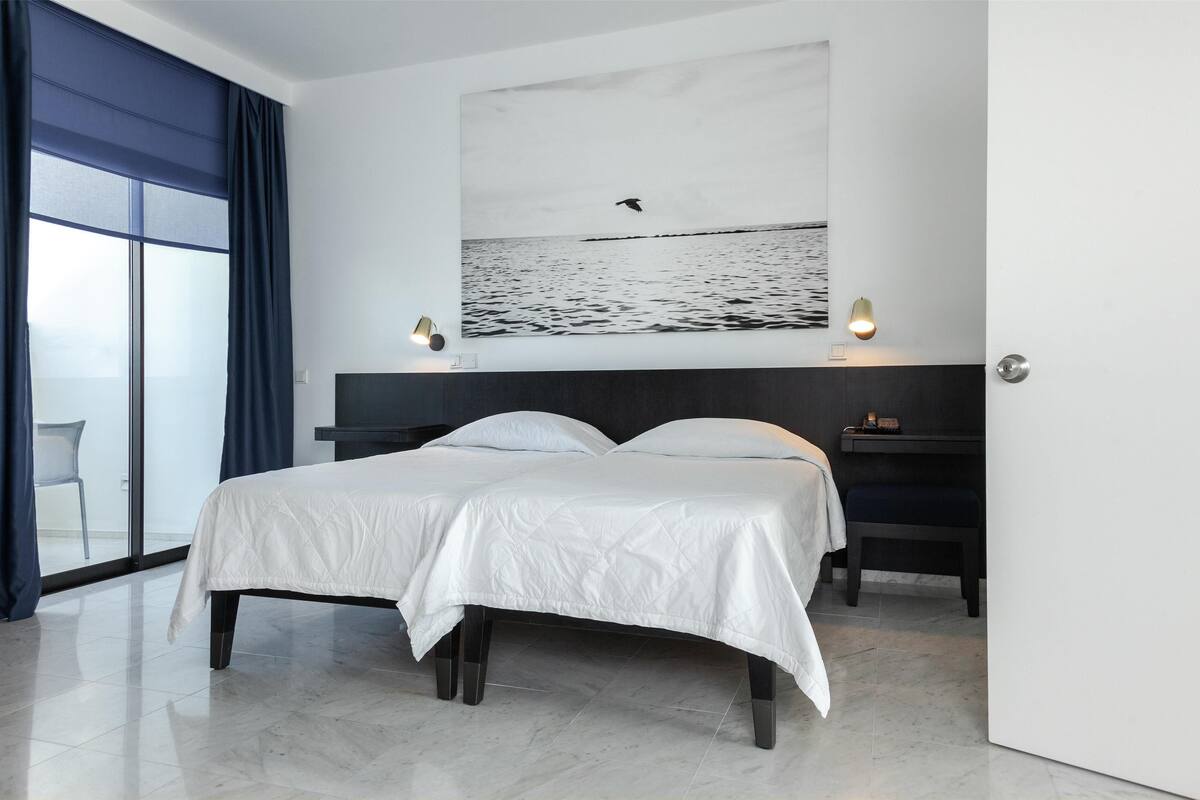 Deluxe suite, 2 slaapkamers, uitzicht op zee | 1 slaapkamer, luxe beddengoed, een minibar, een kluis op de kamer