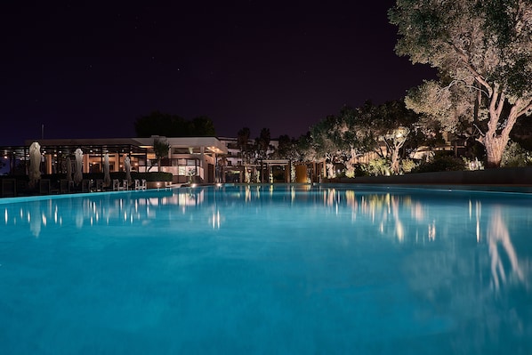 Indoor pool, 3 outdoor pools, pool umbrellas, sun loungers