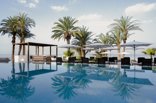 Piscine couverte, 3 piscines extérieures, parasols de plage