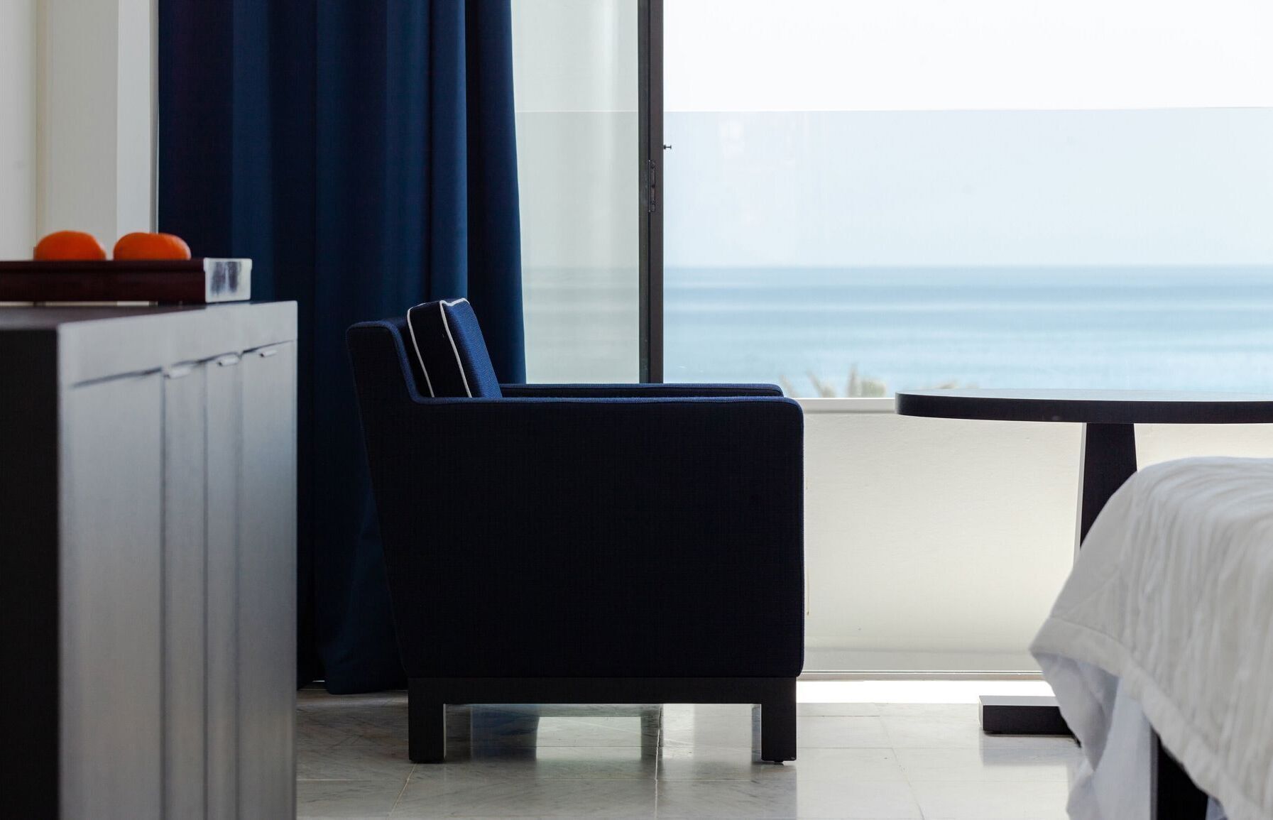 Seprai premium, minibar, brankas, dan didekorasi berbeda-beda